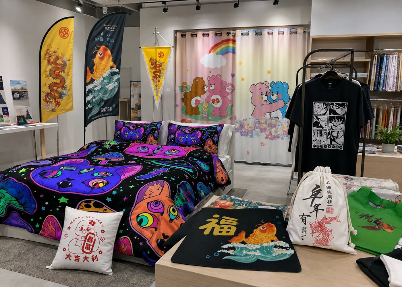 プリント生地、アパレル、枕などを展示するデジタルテキスタイルショールーム